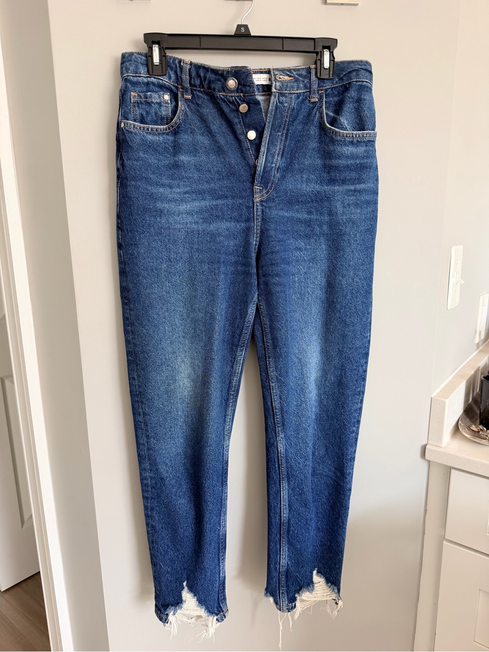 Zara High-Rise Straight Leg Women’s Moms Jeans in Blue with Distressed Hem
